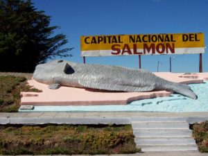 2 Monumento al salmón en Camarones