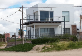 Cabaña Casa Cubo ( Frente al mar con piscina ) - Las Grutas